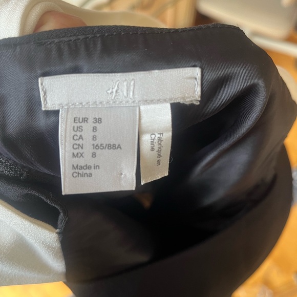 Black and white classic-style dress - Picture 3 of 3